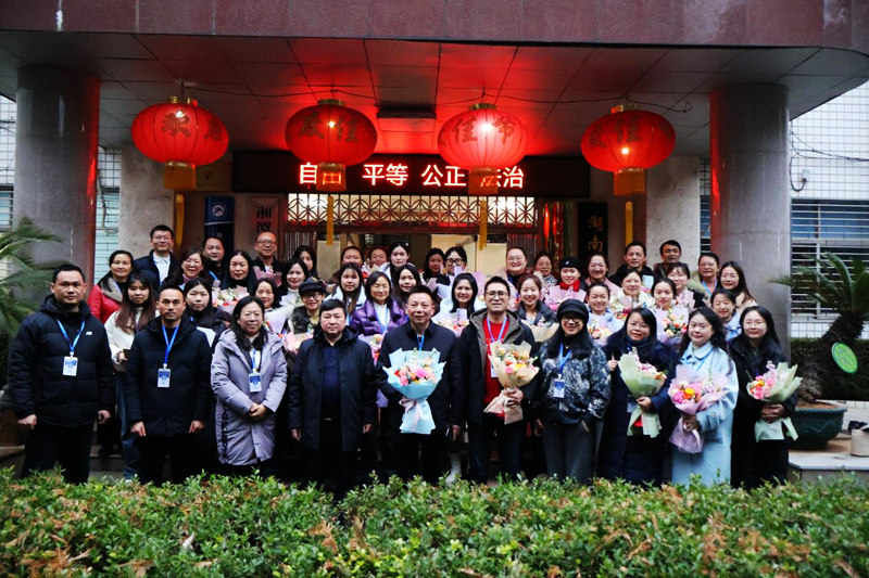 湘潭市第一中學(xué)青年教師拜師儀式圓滿舉行